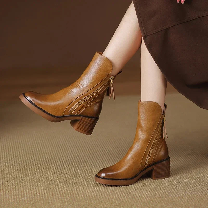 Lyona | Stijlvolle zwarte enkellaarsjes met hak - perfect voor herfst en winter