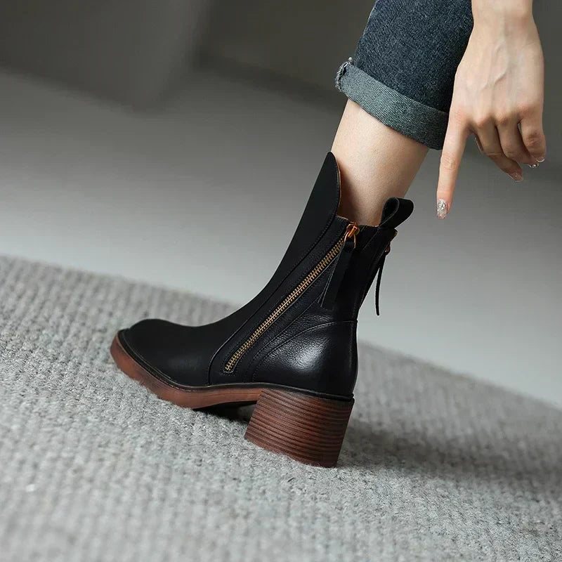 Lyona | Stijlvolle zwarte enkellaarsjes met hak - perfect voor herfst en winter