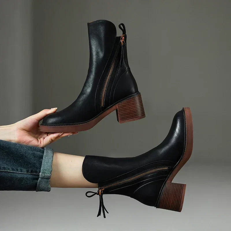 Lyona | Stijlvolle zwarte enkellaarsjes met hak - perfect voor herfst en winter