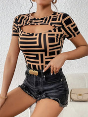 Jamie | Elegante Geometrische T-Shirt met Halsuitsnijding voor een Gedurfde Look