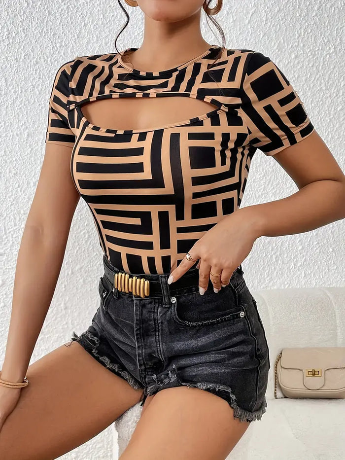 Jamie | Elegante Geometrische T-Shirt met Halsuitsnijding voor een Gedurfde Look