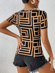 Jamie | Elegante Geometrische T-Shirt met Halsuitsnijding voor een Gedurfde Look