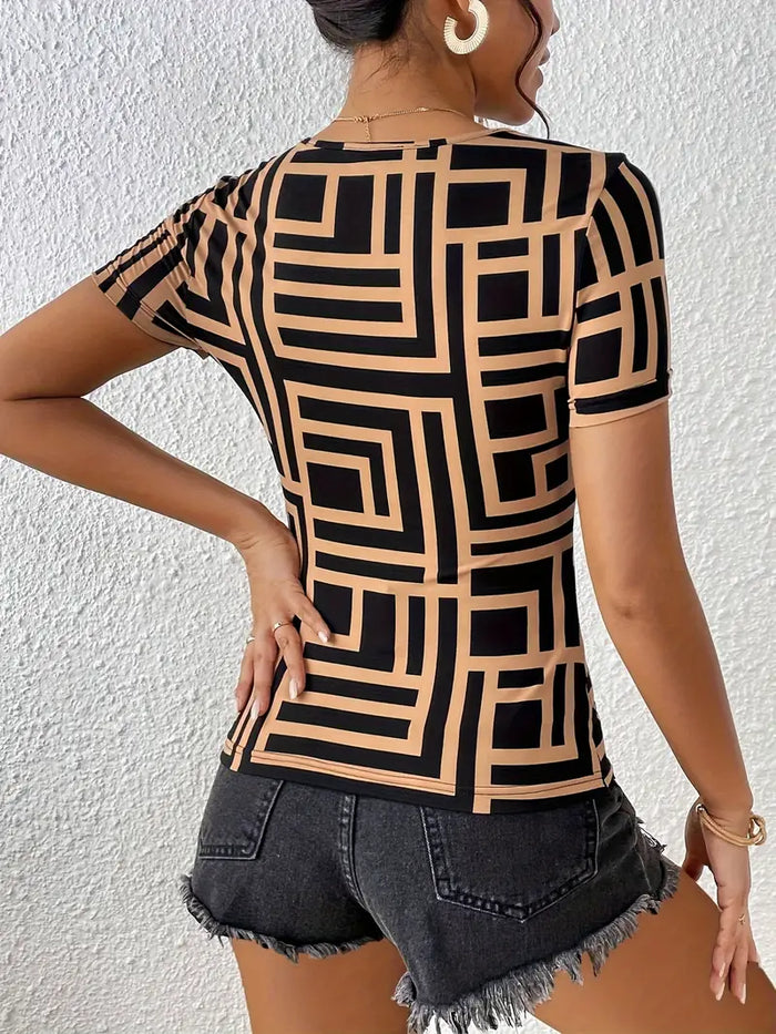 Jamie | Elegante Geometrische T-Shirt met Halsuitsnijding voor een Gedurfde Look